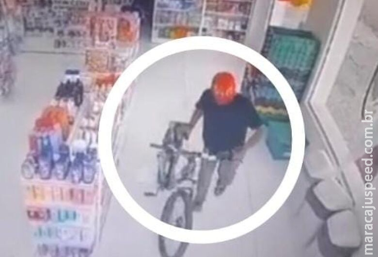 Fantasiado de "homem-aranha", ladrão invade loja e foge com bicicleta elétrica Fantasiado de "homem-aranha", ladrão invade loja e foge com bicicleta elétrica