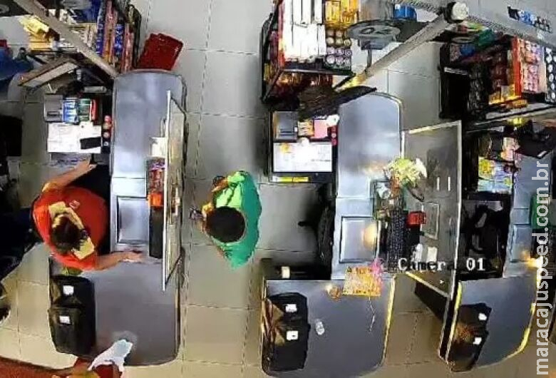 Funcionária é flagrada furtando caixa de supermercado Funcionária é flagrada furtando caixa de supermercado
