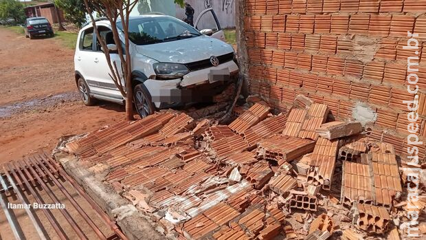 Homem pega carro do filho para trabalhar, bebe e derruba muro no Ramez Tebet Homem pega carro do filho para trabalhar, bebe e derruba muro no Ramez Tebet