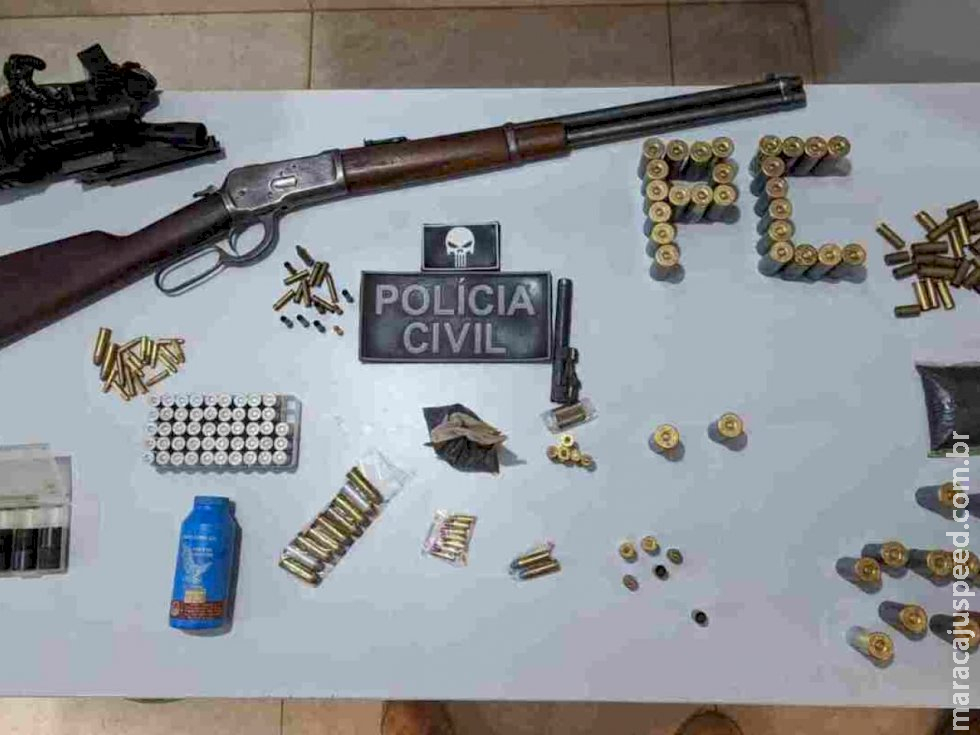 Homem tenta fugir, mas é preso com acessórios, armas e munições Homem tenta fugir, mas é preso com acessórios, armas e munições