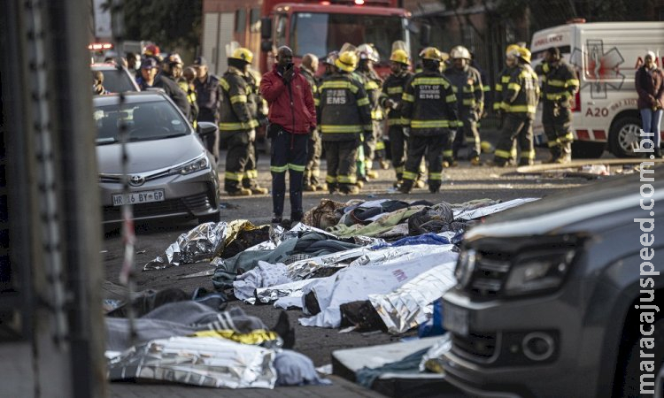 Incêndio em prédio ocupado deixa mais de 70 mortos em Joanesburgo Incêndio em prédio ocupado deixa mais de 70 mortos em Joanesburgo