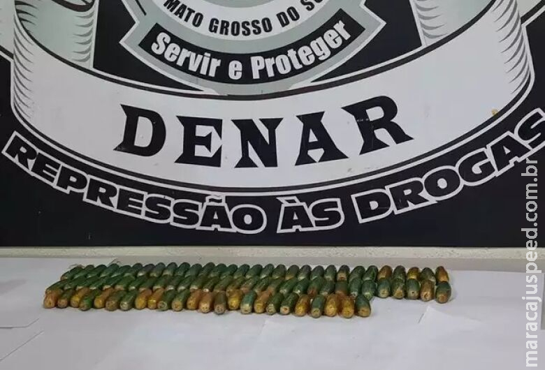 Jovens bolivianos são presos após engolir 80 cápsulas de cocaína Jovens bolivianos são presos após engolir 80 cápsulas de cocaína