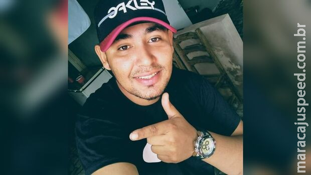 Mãe de jovem assassinado é amparada por amigos em Campo Grande Mãe de jovem assassinado é amparada por amigos em Campo Grande