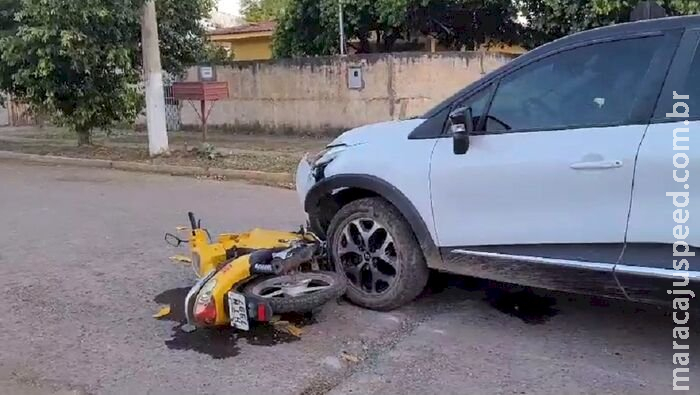 Motociclista avança preferencial, bate em carro e fica ferida