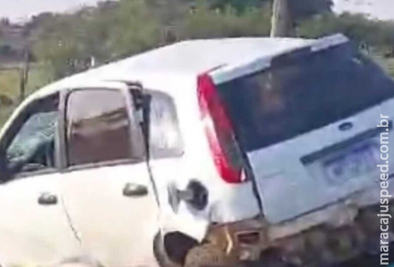 Motorista é arremessado de veículo após capotamento e morre 