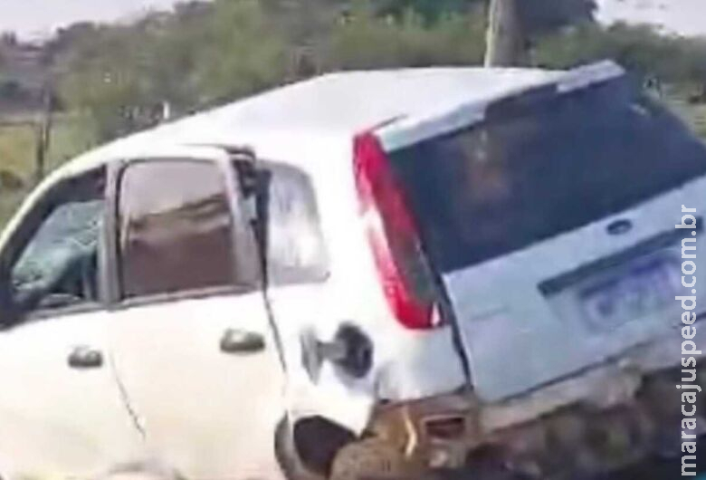 Motorista é arremessado de veículo após capotamento e morre Motorista é arremessado de veículo após capotamento e morre