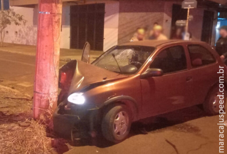 Motorista é socorrida em estado gravíssimo após bater contra poste Motorista é socorrida em estado gravíssimo após bater contra poste