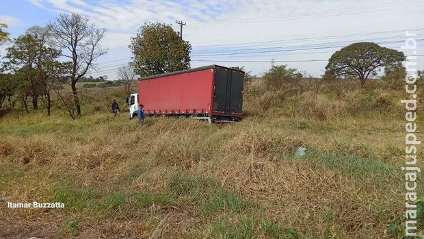 Motorista esquece de puxar freio de mão e caminhão sai desgovernado na BR-262
