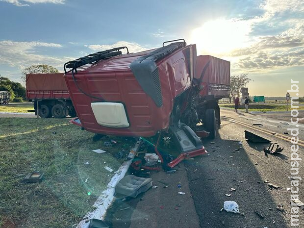 Motorista fica em estado grave após carreta pegar fogo em Jardim
