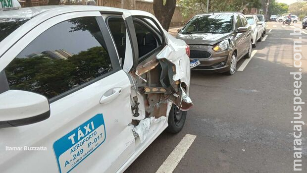 Motorista invade preferencial, bate em táxi e deixa passageiras feridas na Afonso Pena