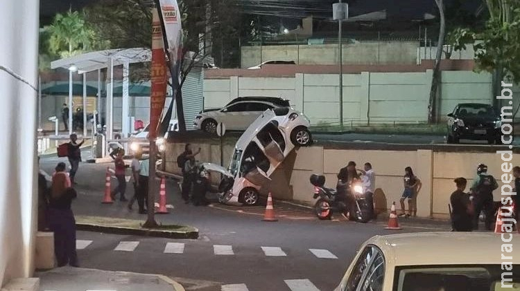 Motorista perde controle e carro cai de estacionamento em shopping