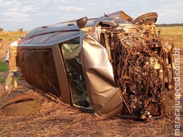 Motorista sai ileso após capotar Jaguar na BR-267 em Nova Andradina Motorista sai ileso após capotar Jaguar na BR-267 em Nova Andradina