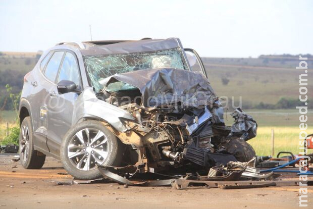 Mulher morre em batida de carro e caminhonete na BR-158