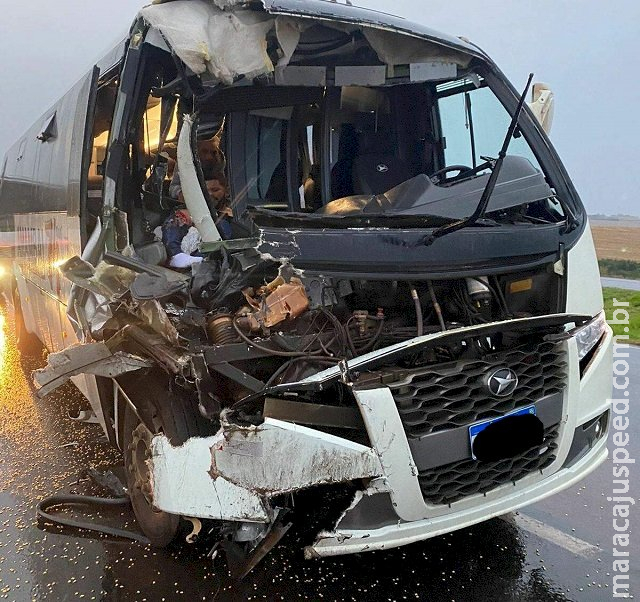 Ônibus de MS bate em caminhão de grãos no Paraná e 6 ficam feridos
