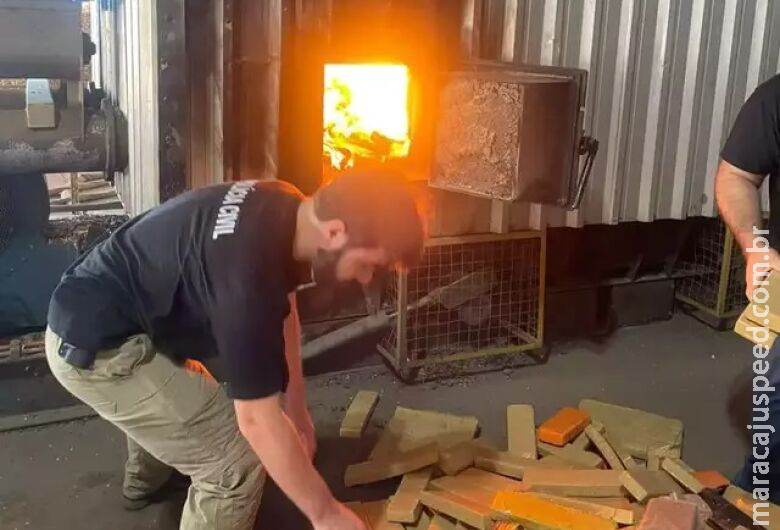 Para evitar resgate, polícia incinera 564 quilos de drogas na fronteira Para evitar resgate, polícia incinera 564 quilos de drogas na fronteira