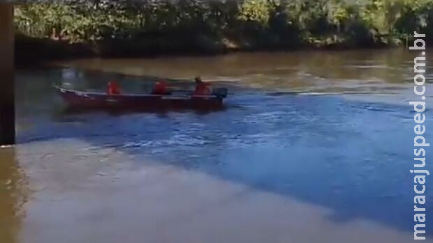 Pescadores ajudam equipes dos Bombeiros em buscas por Amarildo no Rio Dourados