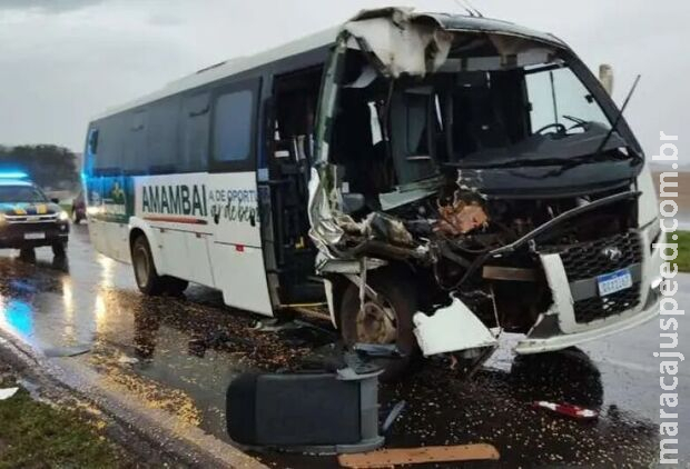 Rapaz fica ferido em acidente entre ônibus de MS e carreta no Paraná