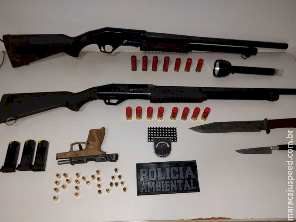 Sem licença para caçar, homens tentam fugir e são flagrados com armas de fogo Sem licença para caçar, homens tentam fugir e são flagrados com armas de fogo