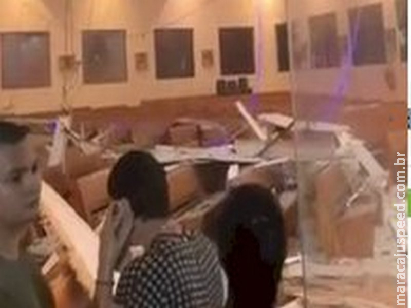  Temporal em Dourados derruba teto de igreja e deixa bairros sem luz 