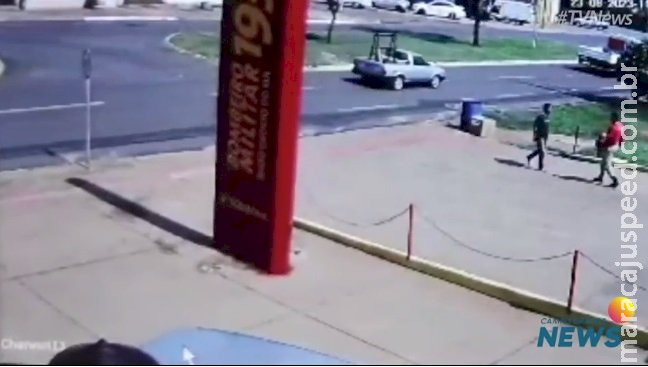 Transtornado, homem armado com faca invade quartel dos bombeiros Transtornado, homem armado com faca invade quartel dos bombeiros