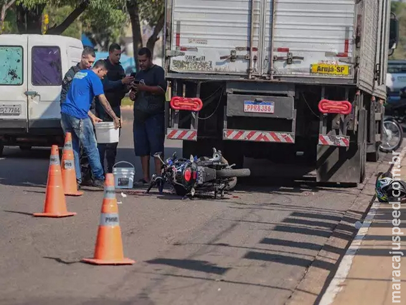 Motociclista colide em caminhão parado e é socorrido com ferimentos no rosto