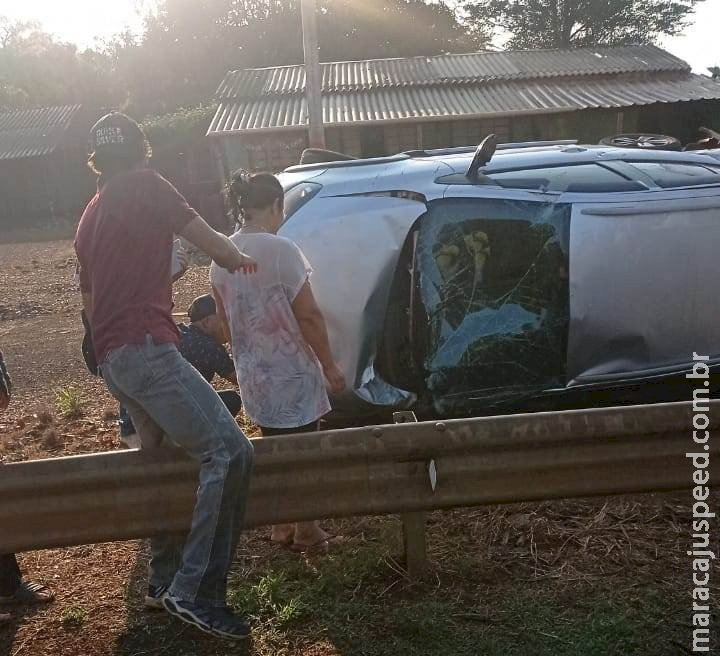 Veículo bate em carreta, capota, passa por cima de guard rail e ocupantes saem ilesos
