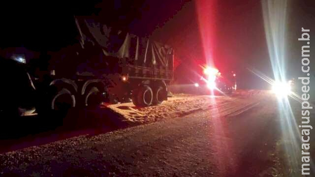 Acidente entre carretas espalha soja e interrompe fluxo na BR-376 Acidente entre carretas espalha soja e interrompe fluxo na BR-376