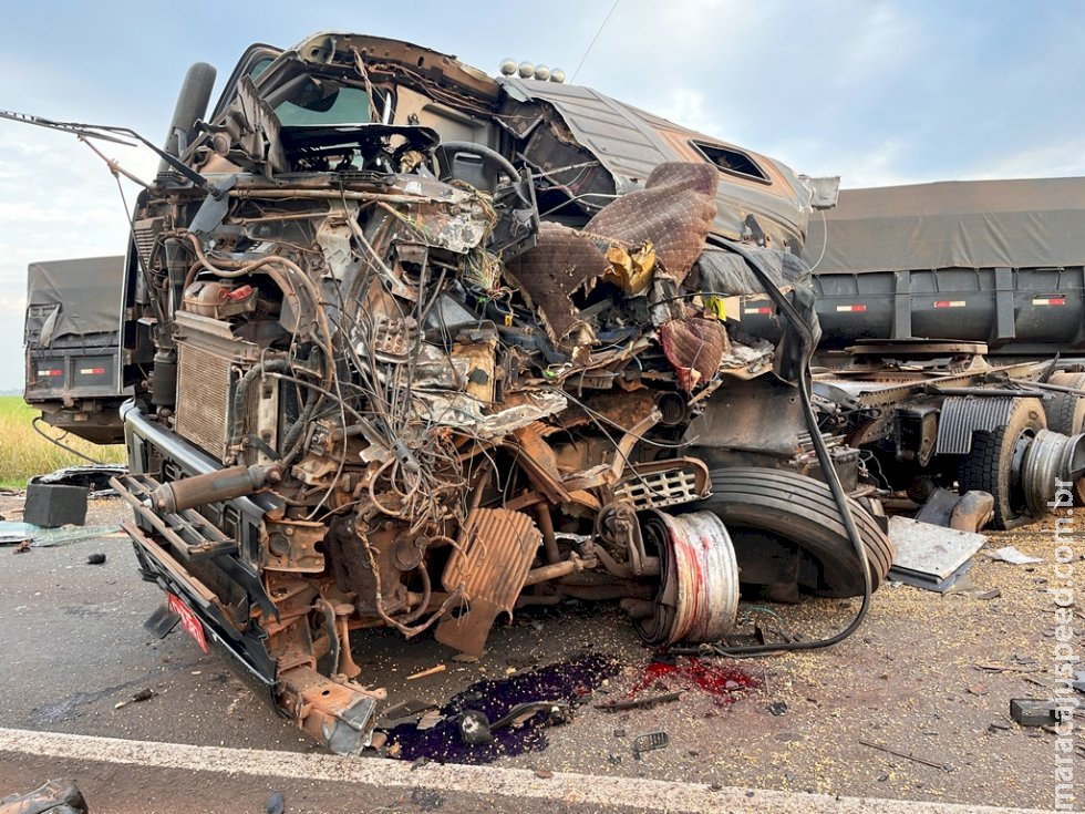  Acidente entre carretas mata motorista que seguia para Fátima do Sul e interrompe trânsito entre Deodápolis e Ivinhema na BR-376 