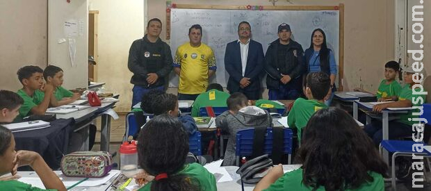 Alunos apedrejam escola e saem da porrada em saída de escola em Ponta Porã Alunos apedrejam escola e saem da porrada em saída de escola em Ponta Porã