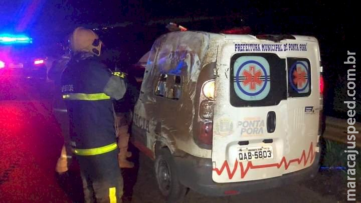 Ambulância de Ponta Porã que transportava pacientes para Cascavel capota na BR-467 Ambulância de Ponta Porã que transportava pacientes para Cascavel capota na BR-467