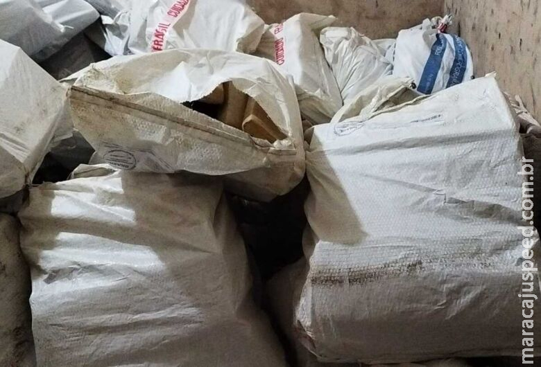 Após ver polícia, motorista abandona meia tonelada de maconha na BR-463 Após ver polícia, motorista abandona meia tonelada de maconha na BR-463