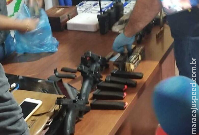 Arma, veículos e celulares são apreendidos em ação que investiga assassinato do filho de Arma, veículos e celulares são apreendidos em ação que investiga assassinato do filho de