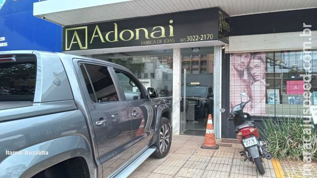 Bandidos rendem funcionários e fazem limpa em joalheria próximo à delegacia em Campo Grande