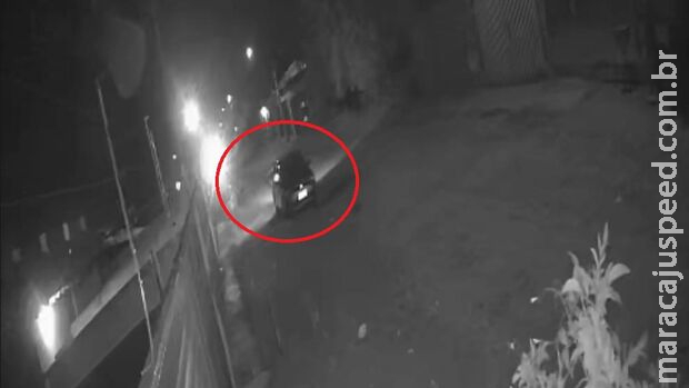 Câmera flagra policial agiota atirando contra casa de mulher no Los Angeles Câmera flagra policial agiota atirando contra casa de mulher no Los Angeles