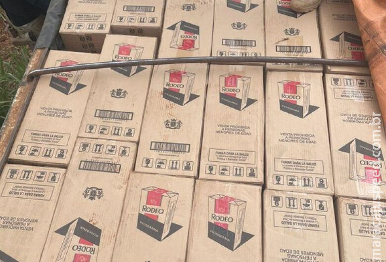 Caminhão com 600 mil maços de cigarro contrabandeados é apreendido Caminhão com 600 mil maços de cigarro contrabandeados é apreendido