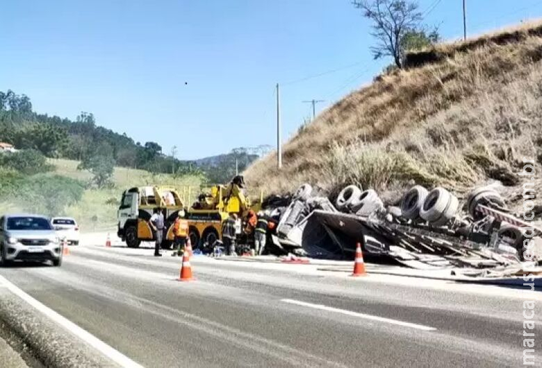 Caminhão de MS tomba e mata duas pessoas em São Paulo