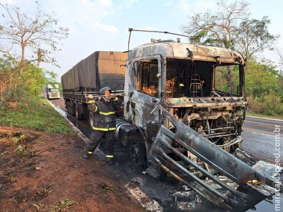 Carreta carregada com derivado de petróleo pega fogo na BR-262