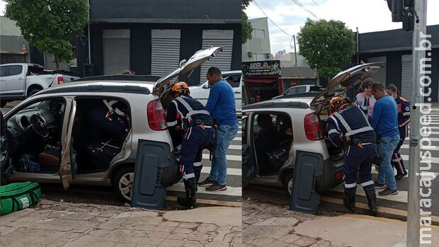 Carro é atingido por ônibus e passageira é resgatada pelo porta-malas em Campo Grande Carro é atingido por ônibus e passageira é resgatada pelo porta-malas em Campo Grande