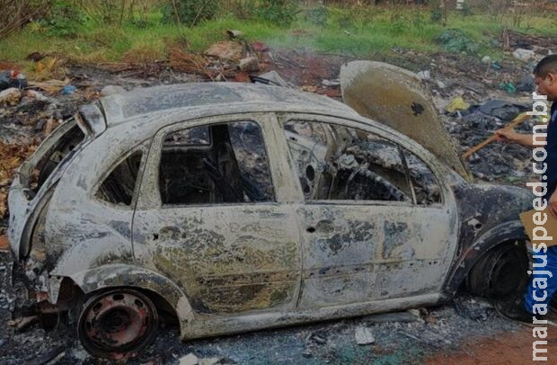 Carro que pode ter sido usado em sequestro é encontrado queimado na fronteira Carro que pode ter sido usado em sequestro é encontrado queimado na fronteira