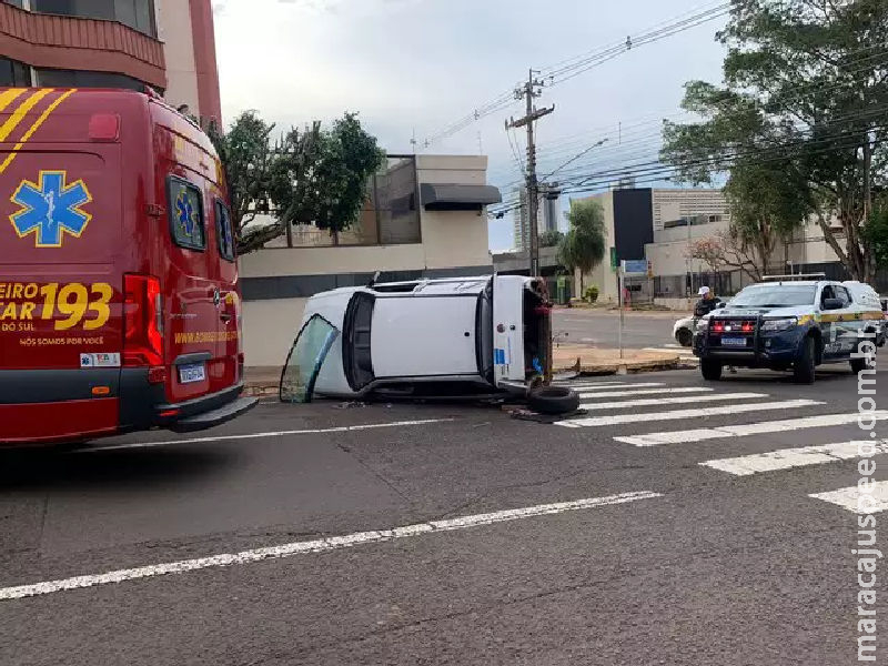 Carro tomba após colisão em cruzamento na Rua 13 de Junho Carro tomba após colisão em cruzamento na Rua 13 de Junho