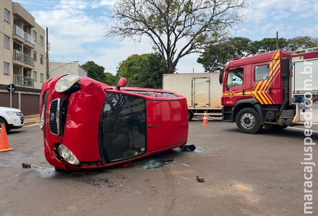 Carro tomba em acidente envolvendo quatro veículos em Dourados