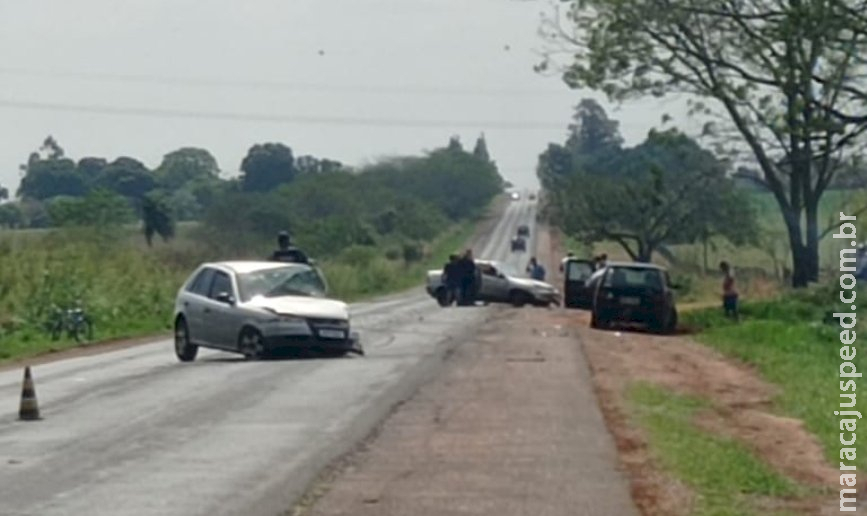 Carros ficam destruídos em mais um acidente na 6ª Linha entre Glória de Dourados e Deodápolis