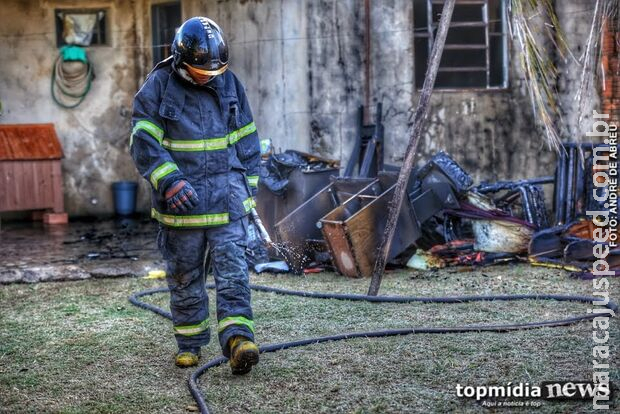 Casa fica totalmente destruída em incêndio em Corumbá Casa fica totalmente destruída em incêndio em Corumbá