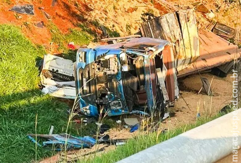 Colisão entre veículos deixa carreta destruída na Serra de Maracaju 