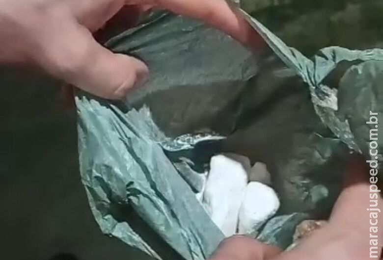 Dupla é presa em flagrante acusada de tráfico de drogas Dupla é presa em flagrante acusada de tráfico de drogas