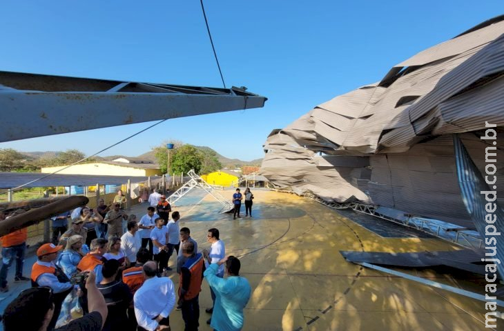 Em Corumbá, governador visita vítimas e locais atingidos por tempestade 