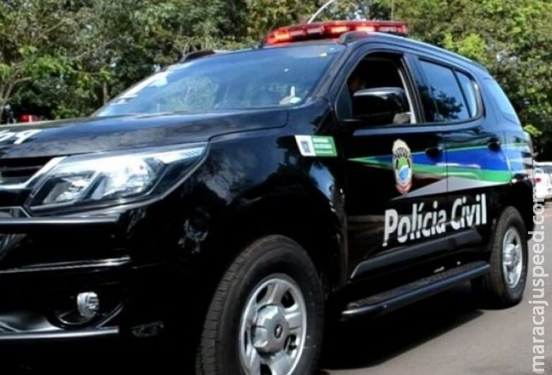 Escondido em cima de caixa d Escondido em cima de caixa d