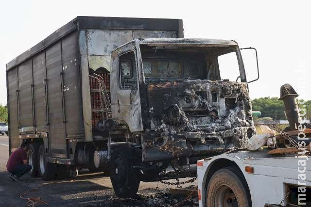 Fogo destrói cabine de caminhão carregado de cerveja na BR-163