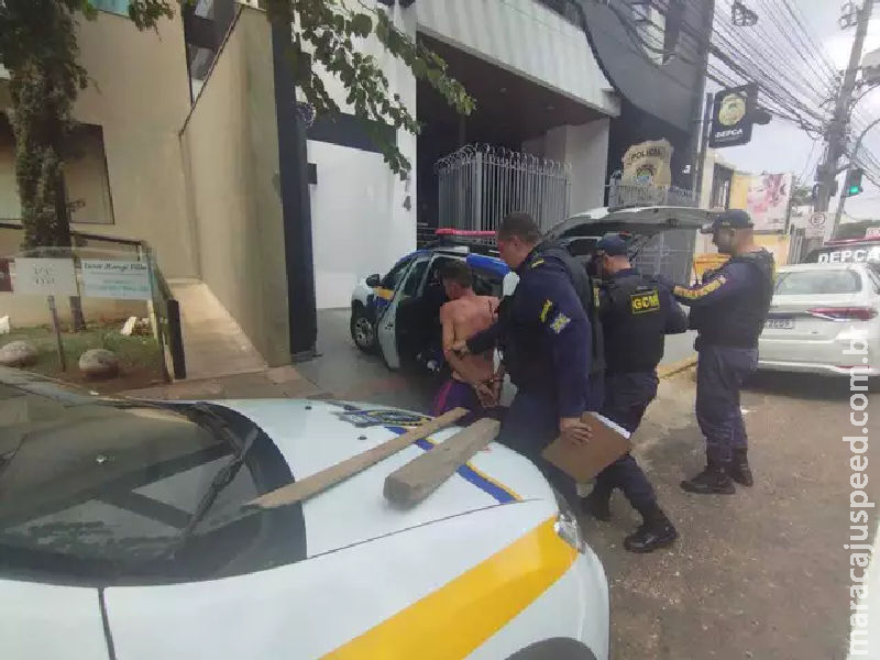 Homem é preso por agredir jovens e uma idosa com facão e paus próximo Homem é preso por agredir jovens e uma idosa com facão e paus próximo
