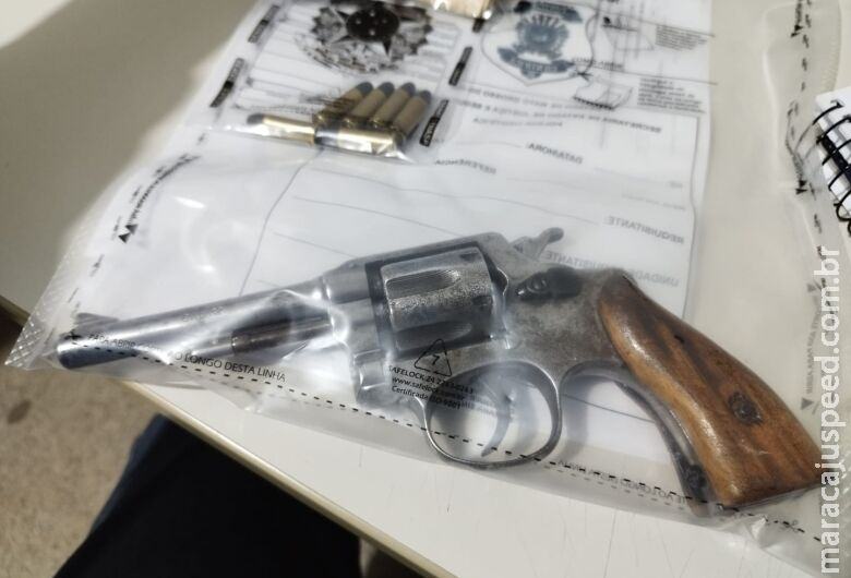 Homem é preso por porte ilegal de arma de fogo após ser flagrado com munições